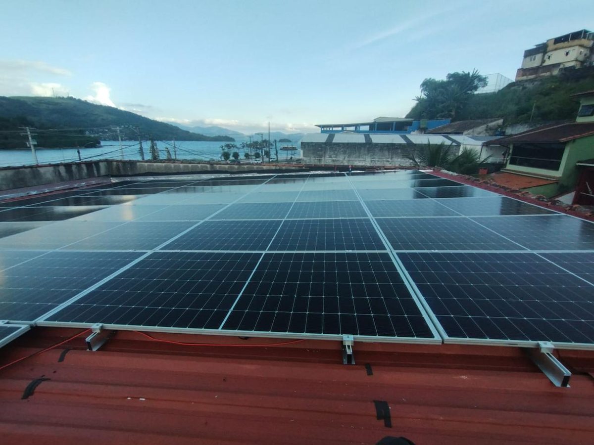 Usina solar instalada com vista para a baía
