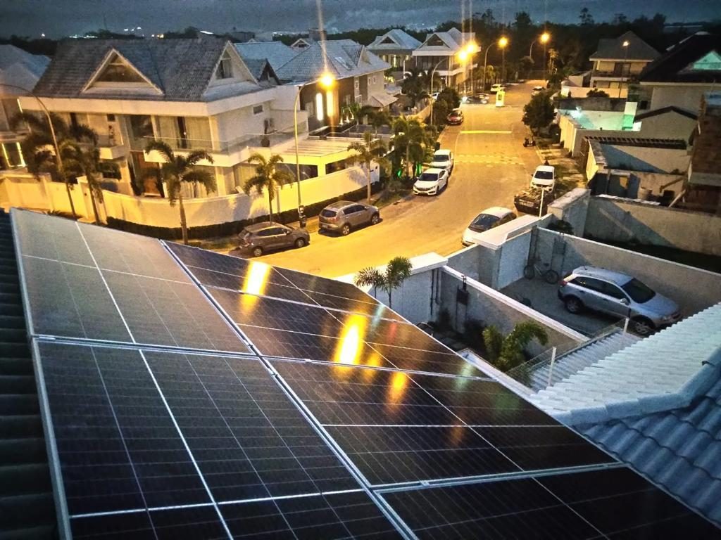 Usina solar instalada, foto noturna do bairro ao redor